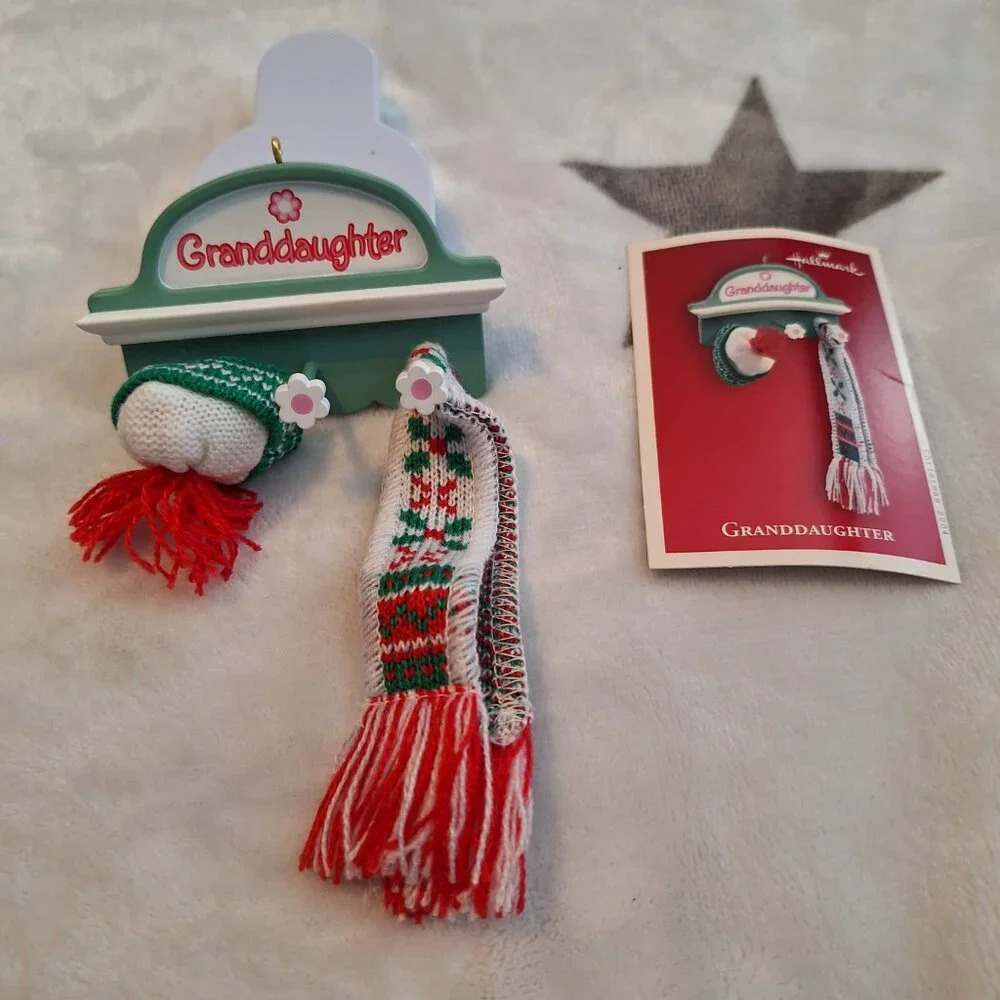 Hallmark‎ GRANDDAUGHTER Keepsake Ornament Handcrafted Scarf Hat Shelf QXG5571